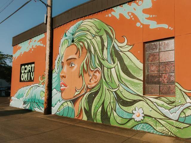 壁画上的女人有着绿色的头发，变成了海浪